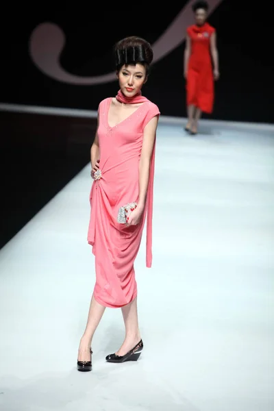 Rabbit Warm Fashion Show China Fashion Week Spring Summer 2011 — Stock Photo, Image