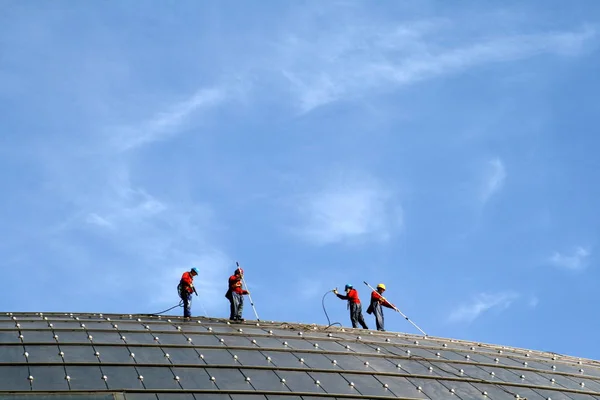 Lavoratori Cinesi Puliscono Superficie Del Centro Nazionale Arti Dello Spettacolo — Foto Stock