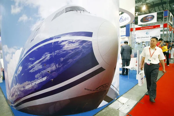 Chiński Gość Spacery Obok Plakat Reklamowy Dla Boeing 747 400 — Zdjęcie stockowe