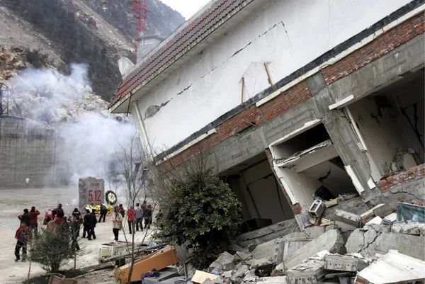 Menschen Trauern Die Opfer Des Erdbebens Vor Einer Stele Die — Stockfoto