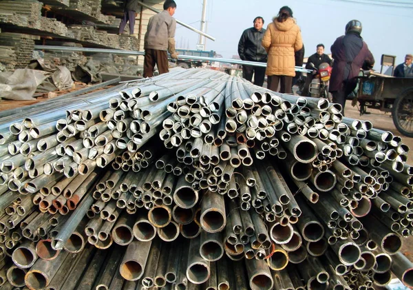 Chinese Workers Move Steel Tubes Steel Product Market Haian County — Stock Photo, Image