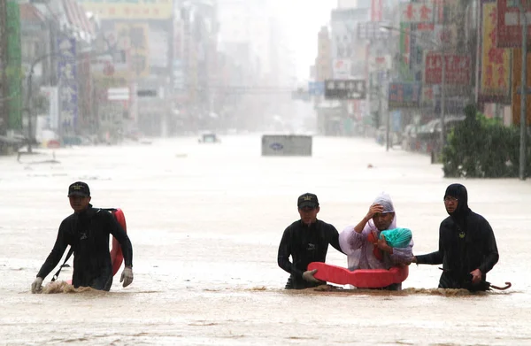 Tajwański Ratownicy Ewakuować Mieszkaniec Uwięziony Przez Powodziową Deszczu Spowodowane Megi — Zdjęcie stockowe