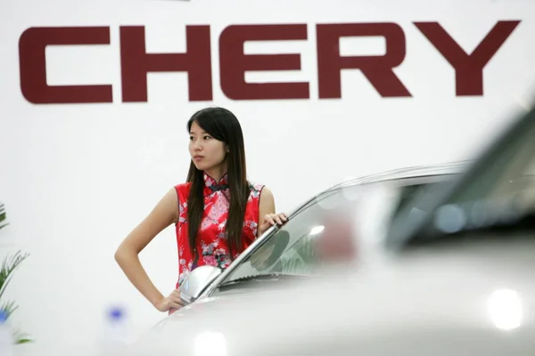 Modelo Chinês Posa Com Carro Chery Uma Exposição Automóveis Xangai — Fotografia de Stock