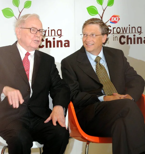 Abd Yatırımcı Adamı Warren Buffet Sol Konuşuyor Bill Gates Microsoft — Stok fotoğraf