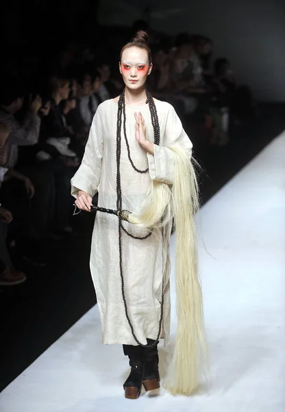 日ファッションに新しいコレクションを表示するモデル パレード上海ファッション週春中ショー 2011 2010 — ストック写真