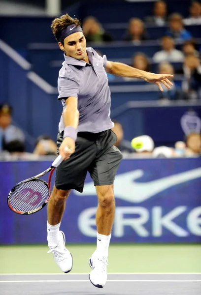 Роджер Федерер Швейцарии Возвращается Выстрел Против Андреаса Сеппи Италии Третьем — стоковое фото