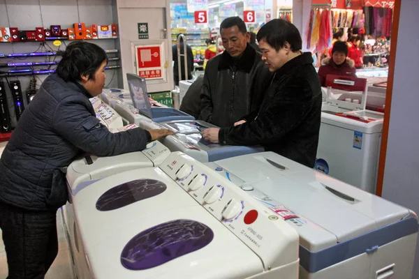 2008년 12월 22일 허난성 난양시 가전제품 매장에서 보조금을 세탁기를 쇼핑하는 — 스톡 사진