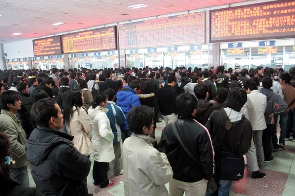 Cinesi Fanno Coda Acquistare Biglietti Del Treno Alla Stazione Ferroviaria — Foto Stock