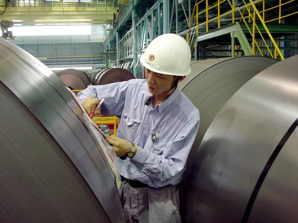 Foto Sem Data Mostra Trabalhador Fábrica Chinesa Verificando Bobinas Aço — Fotografia de Stock
