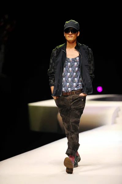 2010 中国の北京で中国ロンドンファッションウィークの春 2011年の間に Cabbeen のファッションショーします — ストック写真