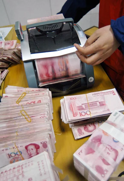 2009에 Ccb 공화국의 지사에서 인민폐 Renminbi 지폐를 셉니다 — 스톡 사진