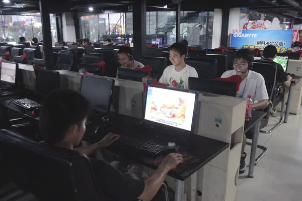 中国のネチズンは 2010年7月27日 中国の北京のインターネットカフェで見られます — ストック写真