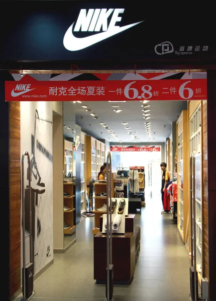 Staf China Terlihat Sebuah Toko Nike Changsha Provinsi Chinas Hunan — Stok Foto