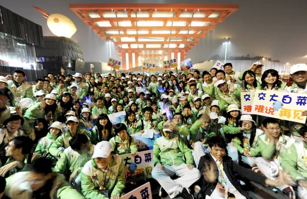 Volontari Expo Riuniscono Davanti Padiglione Della Cina Nel World Expo — Foto Stock