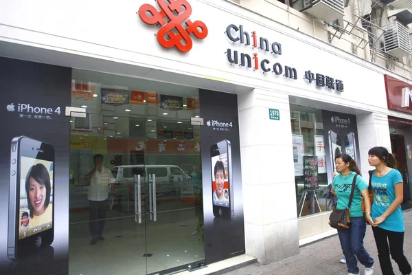 Des Résidents Locaux Passent Devant Une Succursale China Unicom Shanghai — Photo