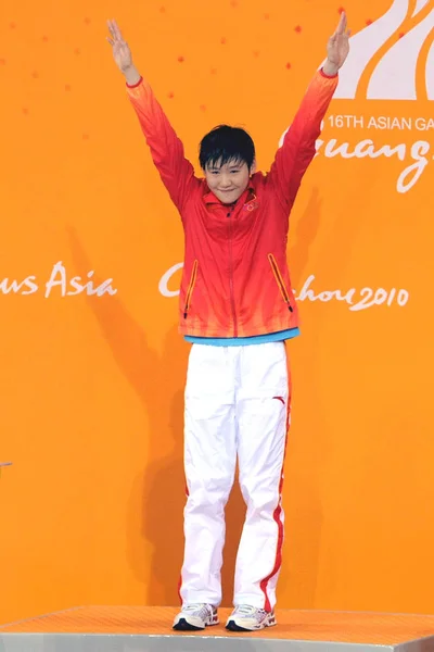 2010年11月14日 中国第十六届亚运会女子400米个人混合泳颁奖仪式在广东省广州市举行 叶世文在领奖台上庆祝 — 图库照片