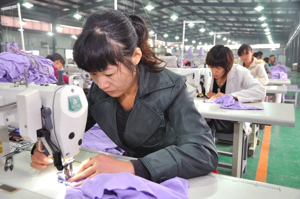 Operaie Cinesi Producono Vestiti Una Fabbrica Abbigliamento Nella Città Fuyang — Foto Stock