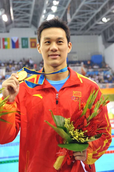 Chinas Zhou Jixomontre Médaille Après Avoir Remporté 100M Papillon Masculin — Photo