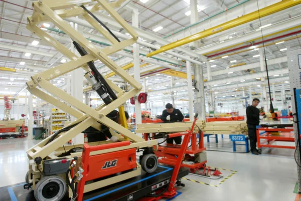 Arbeiter Montieren Aufzüge Werk Der Oshkosh Jlg Tianjin Equipment Technology — Stockfoto