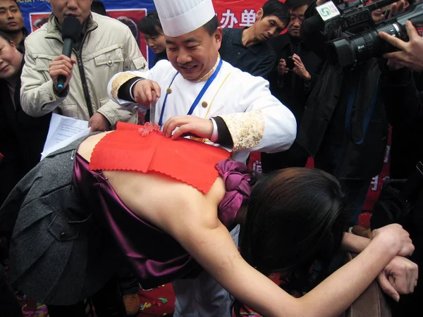 고기를 자르고 2009에 북서부 란저우 개막식에서 실력을 보여주세요 — 스톡 사진