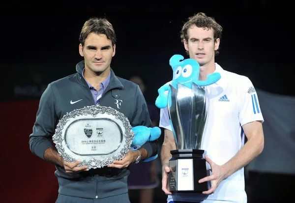 Andy Murray Britain Champion Rechts Und Roger Federer Switzerland Halten — Stockfoto