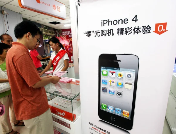 2010年9月25日 中国福建省福州市苏宁家电卖场 消费者购买苹果Iphone 4智能手机 — 图库照片