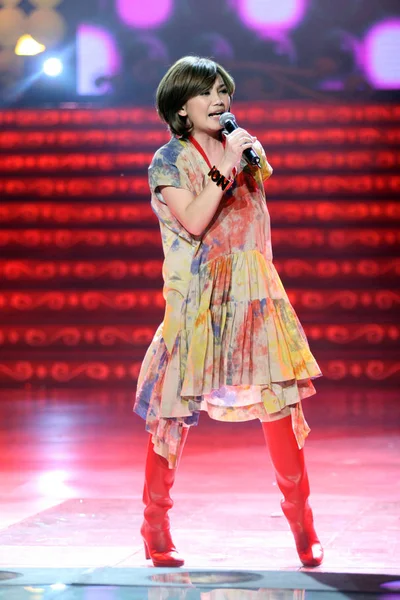 马来西亚歌手梁振英在中国上海的一个电视节目中表演 2009年1月9日 — 图库照片