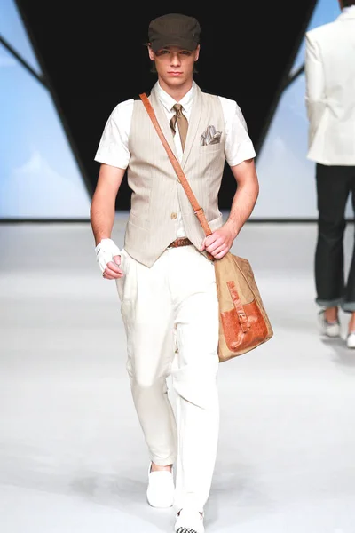 Sfilata Moda Qingqing Durante China Fashion Week Primavera Estate 2011 — Foto Stock