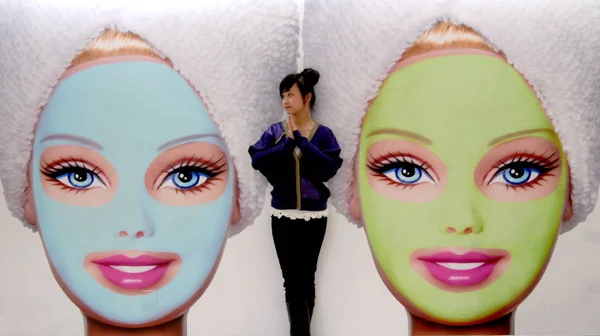 Una Joven China Posa Frente Las Pinturas Murales Muñecas Barbie — Foto de Stock