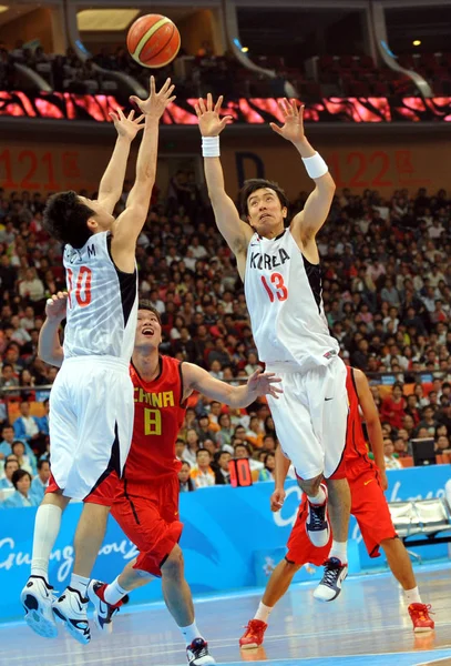 中国朱 Fangyu バスケットボールの際に韓国のチョウ Sungmin 歌われたチュルと共に争うことを試みる 南部中国広東省 21月の第16回アジア競技大会において — ストック写真