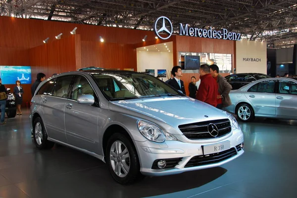 Visitantes Olham Para Mercedes Benz R350 Durante Uma Exposição Automóveis — Fotografia de Stock