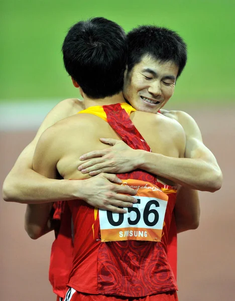 Chinas Hürdenstar Liu Xiang Vorne Feiert Mit Seinem Landsmann Shi — Stockfoto