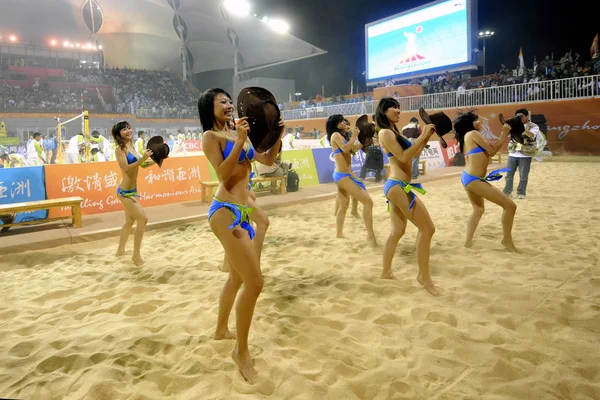 Les Pom Pom Girls Produisent Lors Match Volley Ball Plage — Photo
