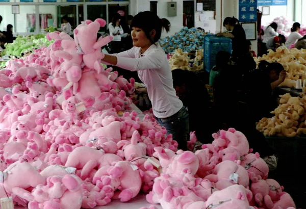 Los Trabajadores Fábrica China Fabrican Juguetes Para Ser Exportados Una — Foto de Stock