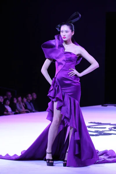 2010 中国の北京で中国ロンドンファッションウィークの春 2011 年中に中国モデル陳 Bige タイガー ファッションショーで表示します — ストック写真