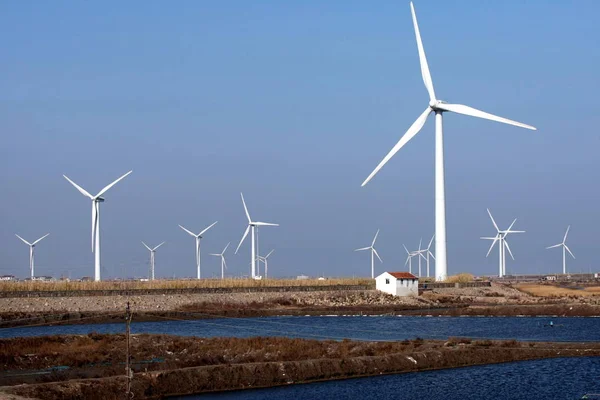 2008年12月19日 中国東中国江蘇省の中国管理会社が所有する龍源Qidong Dongyuan風力発電所で風力タービンが見られる — ストック写真