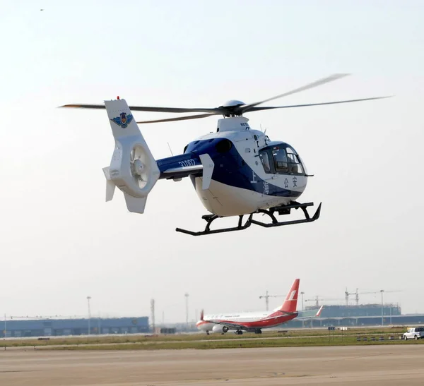 Helicóptero Propriedade Polícia Xangai Decolou Durante Uma Sessão Treinamento Aeroporto — Fotografia de Stock