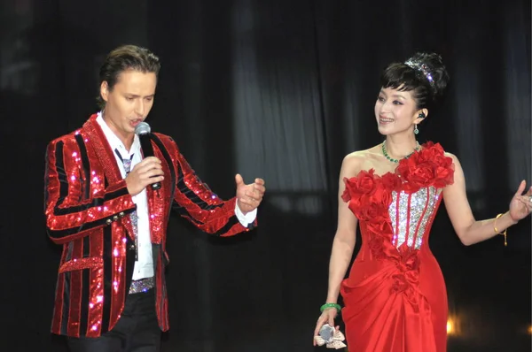 俄罗斯歌手维塔斯 和中国歌手唐灿在中国上海举行的慈善音乐会上表演 2010年9月18日 — 图库照片