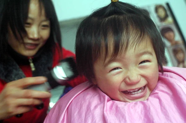 Een Kapper Snijdt Een Childs Haar Een Kapperszaak Yancheng East — Stockfoto
