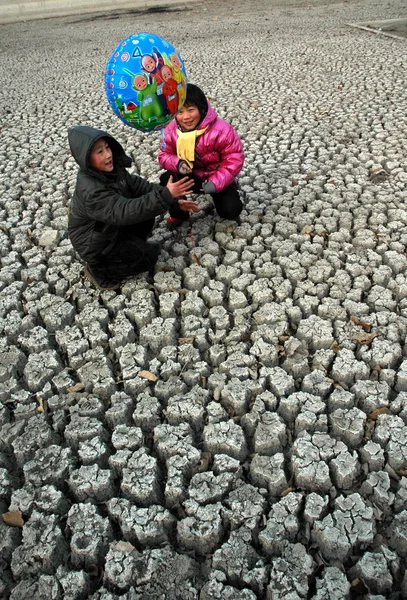 2009년 허난성 안양시 탄인현의 가뭄으로 피해를 강바닥에서 어린이들이 즐거운 시간을 — 스톡 사진