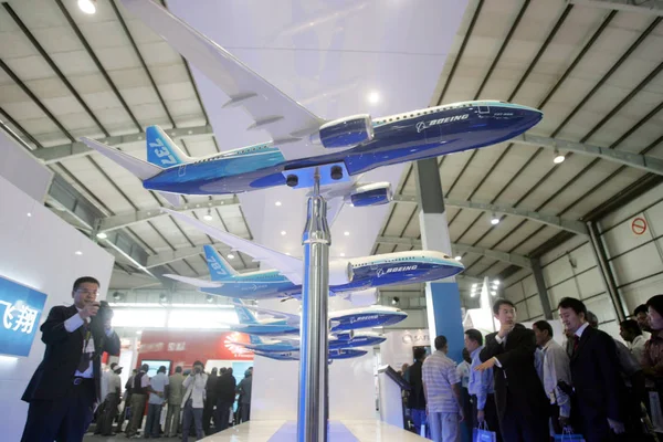 Visitantes Olham Para Aviões Modelo Boeing Durante 13Th Beijing Aviation — Fotografia de Stock