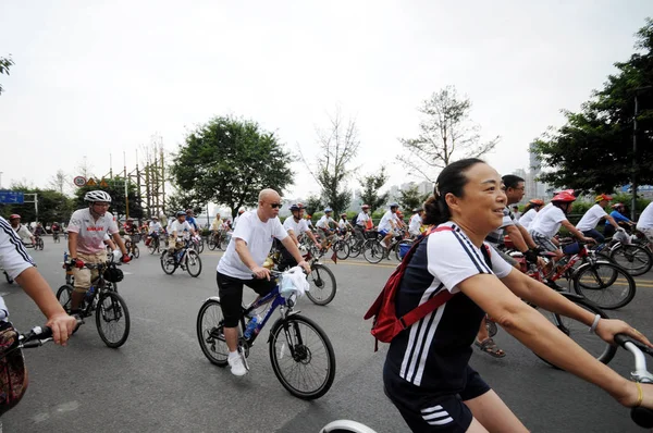 Des Résidents Chinois Font Vélo Dans Rue Pour Célébrer Journée — Photo