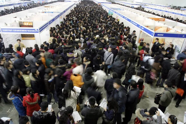 Cinese Cerca Lavoro Folla Bancarelle Una Fiera Del Lavoro Pechino — Foto Stock