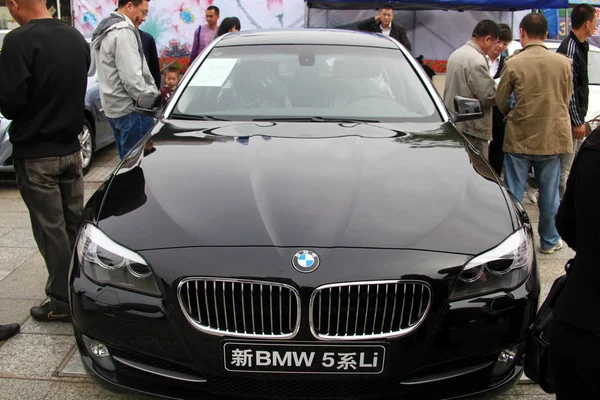 Los Visitantes Chinos Observan Automóvil Bmw Serie Durante Una Exposición — Foto de Stock