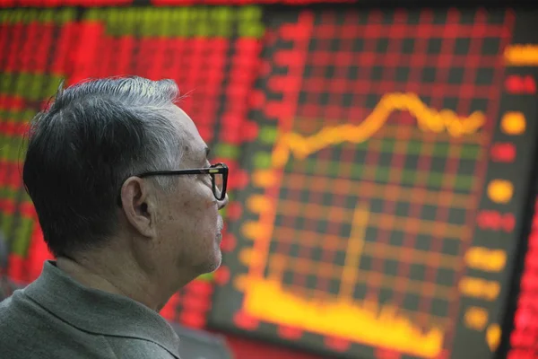 2010年10月20日 在中国东部安徽省淮北市的一家股票经纪公司 一名中国投资者 — 图库照片