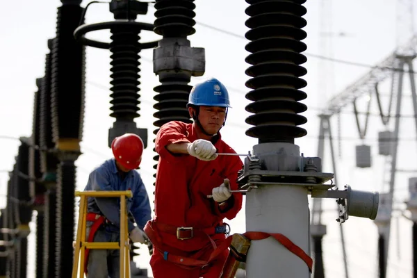 Китайський Робітників Зміцнити Лінії Електропередач Huaibei Східний Chinas Аньхой Провінції — стокове фото