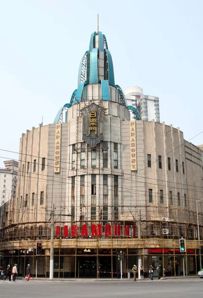 Čínští Stavební Dělníci Kteří Nacházejí Vně Taneční Haly Paramount Aby — Stock fotografie