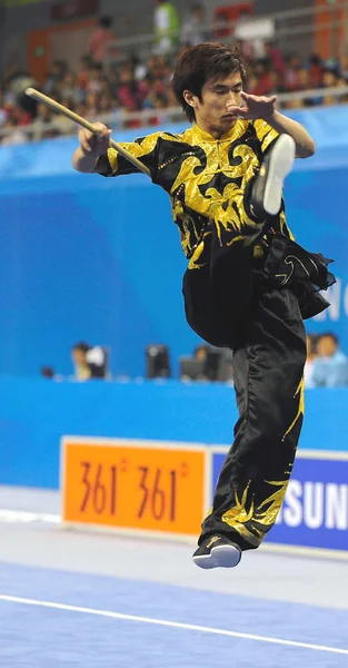 2010年11月14日 中国贾瑞在广东省广州市参加第十六届亚运会男子武术散打比赛 — 图库照片
