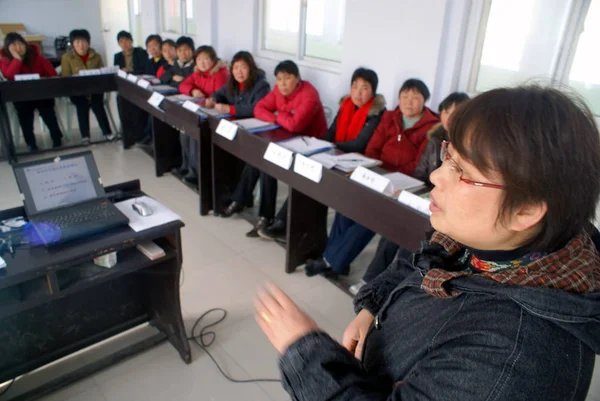 Китайський Трудящі Мігранти Відвідувати Короткострокових Навчальний Курс Називається Syb Початку — стокове фото