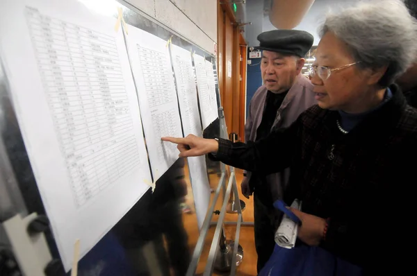 Residentes Chinos Miran Una Lista Con Los Nombres Las Personas — Foto de Stock